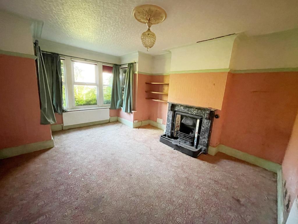 Lot: 62 - SUBSTANTIAL AND ATTRACTIVE DETACHED HOUSE FOR REFURBISHMENT - Dining room with bay window